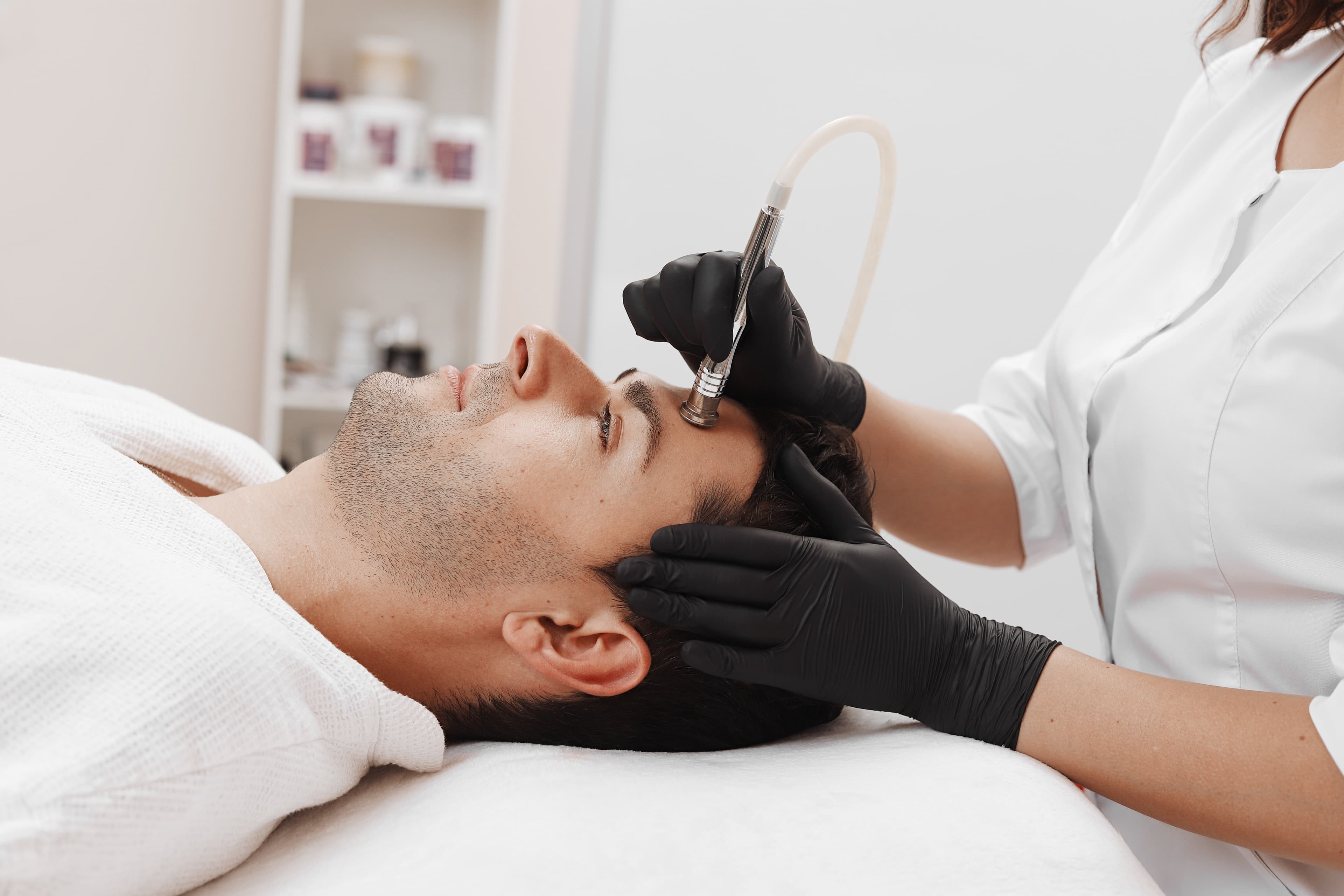 Kosmetische Gesichtsbehandlung für Männer im Kosmetiksalon Kleopatra Wien
